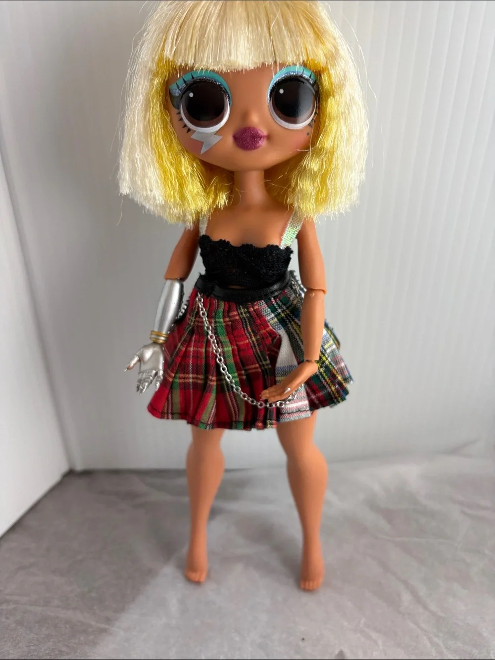 LOL Surprise OMG Remix Fame Queen Fashion Doll Plaid Skirt Outfit